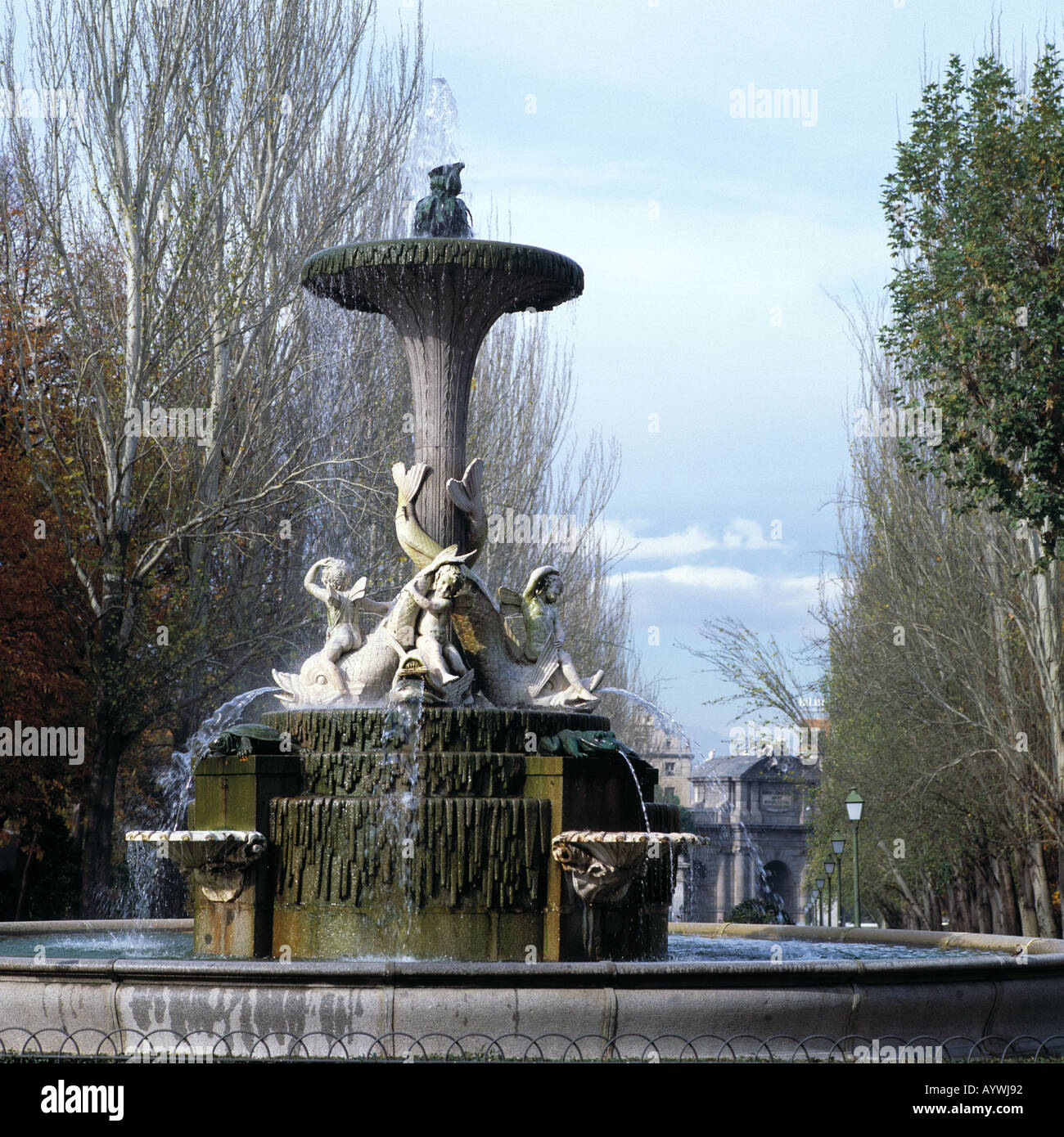Retiro-Park, Brunnen, Brunnenfiguren, Parque del Retiro, Skulpturen, Blick Zum Stadttor Puerta de Alcalá, Madrid Stockfoto