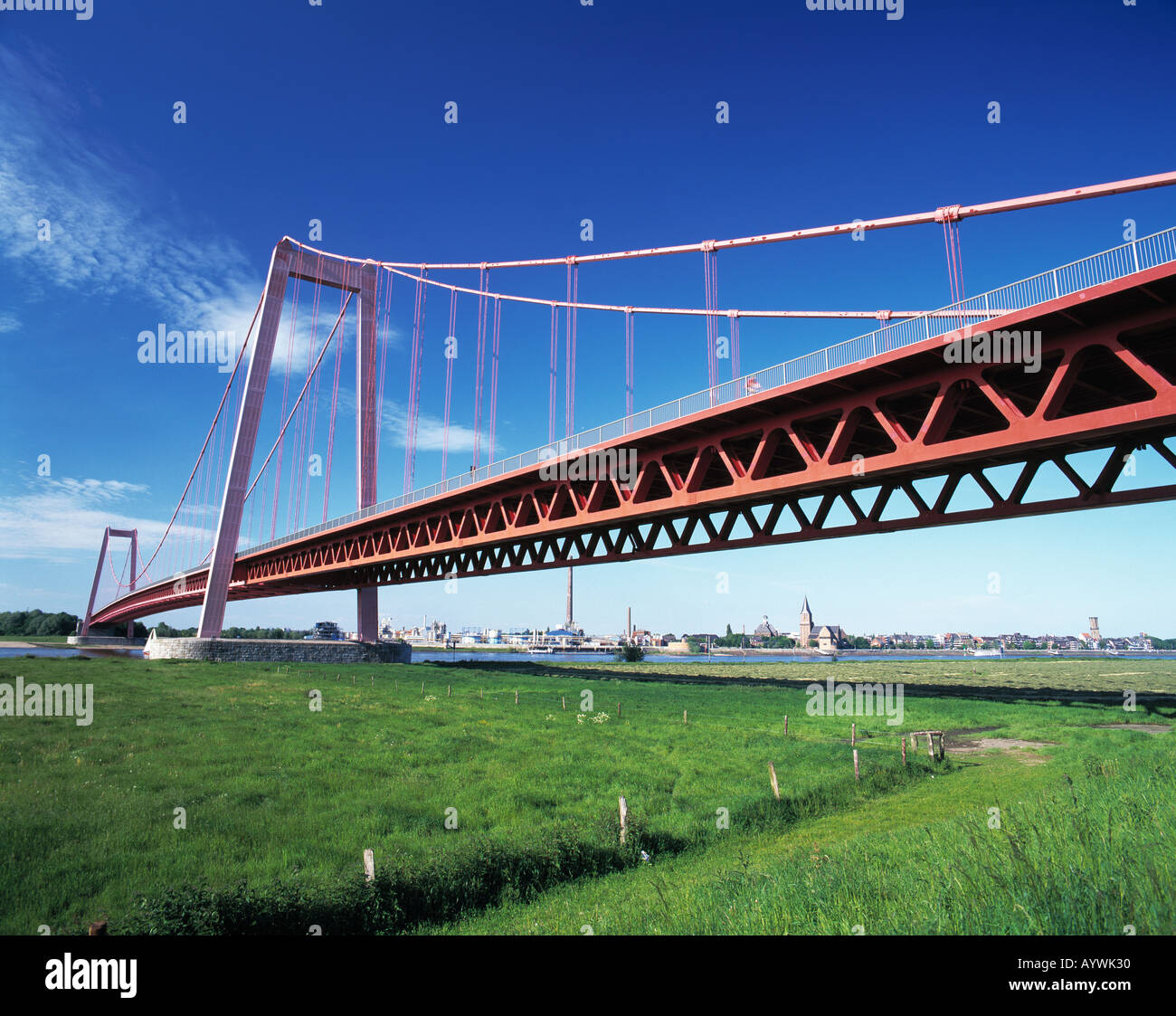 Haengebruecke schlug Den Rhein Und Stadtpanorama von Emmerich, Niederrhein, Nordrhein-Westfalen Stockfoto