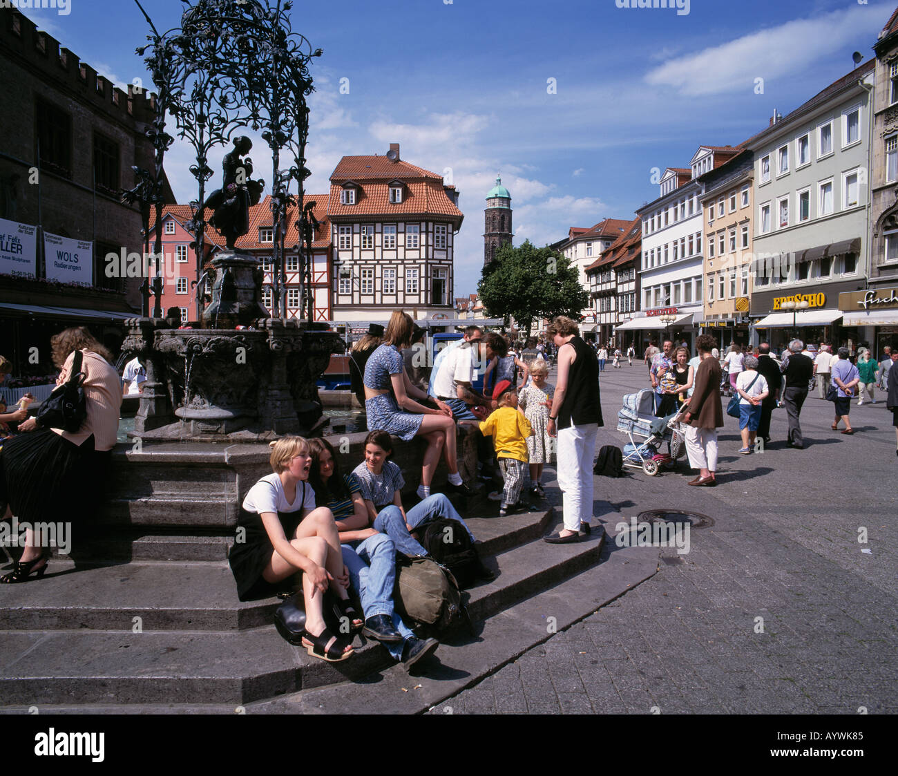 Junge Leute bin Gaenseliesel-Brunnen Auf Dem Marktplatz in Göttingen, Leinetal, Niedersachsen Stockfoto