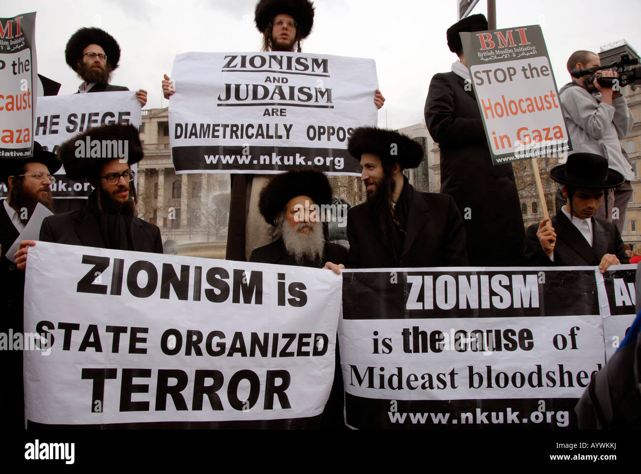 Orthodoxe Juden Mitglieder von Neturei Karta International Juden gegen Zionismat stoppen die Krieg-demo Stockfoto