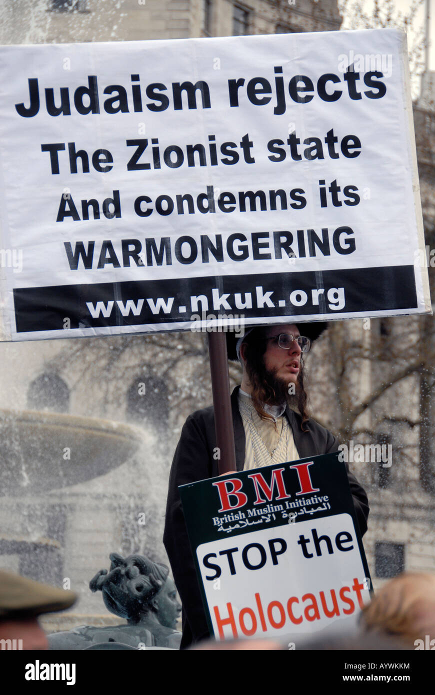 Orthodoxe Juden Mitglieder von Neturei Karta International Juden gegen den Zionismus zu stoppen die Krieg-demo Stockfoto
