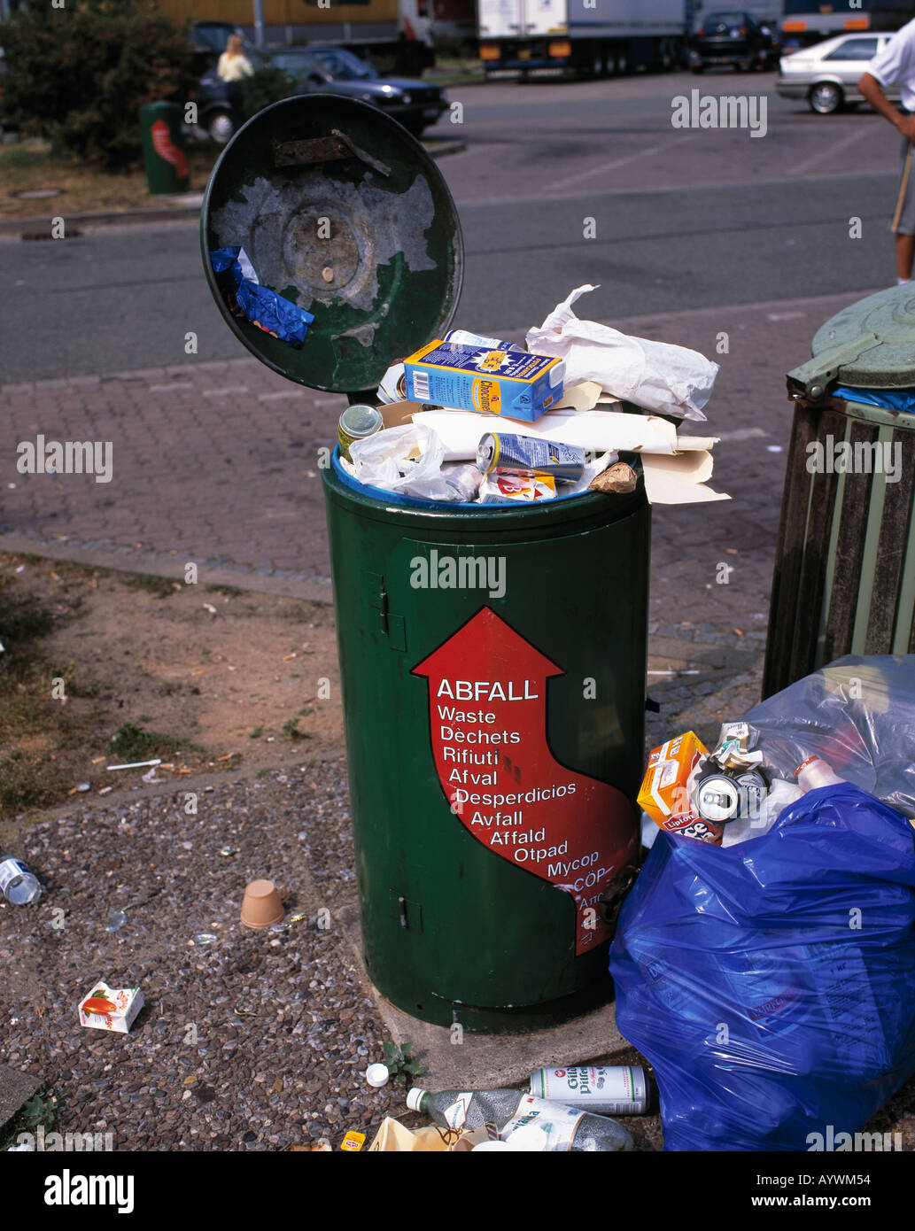 Umwelt, Verschmutzung, Müll, Abfall, über überfüllte Mülleimer Stockfoto