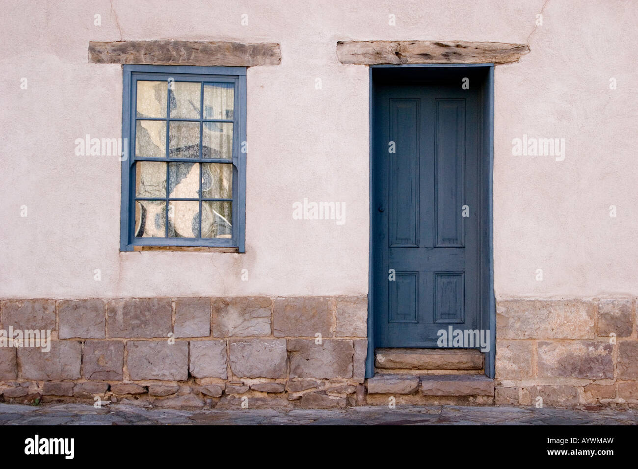 Rustikale blaue Tür und Fenster im historischen Presidio Bezirk Tucson Arizona Stockfoto