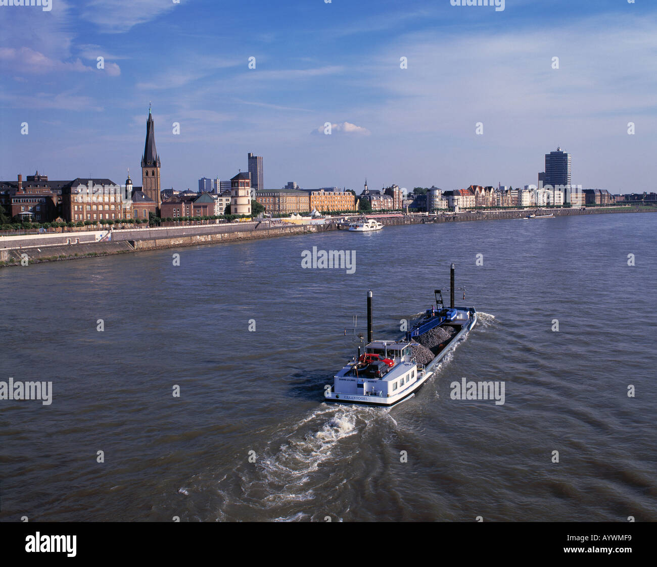 Altstadtansicht Mit Höhe, Lambertuskirche, Schloßturm, LVA, Mannesmann-FA, Frachtschiff, Düsseldorf, Rhein, Nordrhein-Westfale Stockfoto