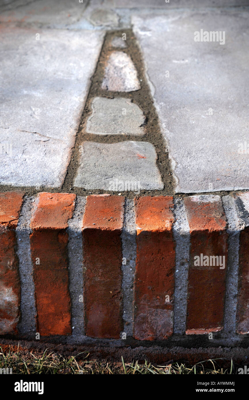 VOR KURZEM LEGTE SPITZEN GELENKE AUSTROCKNEN AUF EINE TERRASSE MIT NATURSTEINPLATTEN UND AUFGEARBEITETEN ROTEN ZIEGELN UK Stockfoto