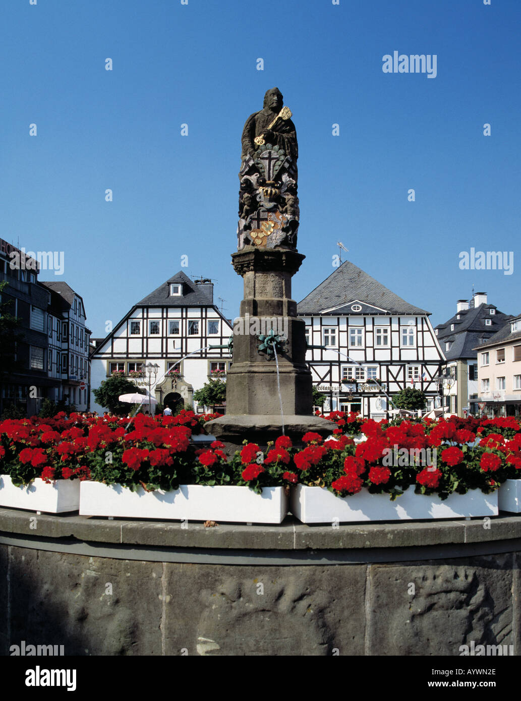 Marktplatz, Petrusbrunnen Und Fachwerkhaeuser, Brunnenfigur, Brilon, Sauerland, Nordrhein-Westfalen Stockfoto