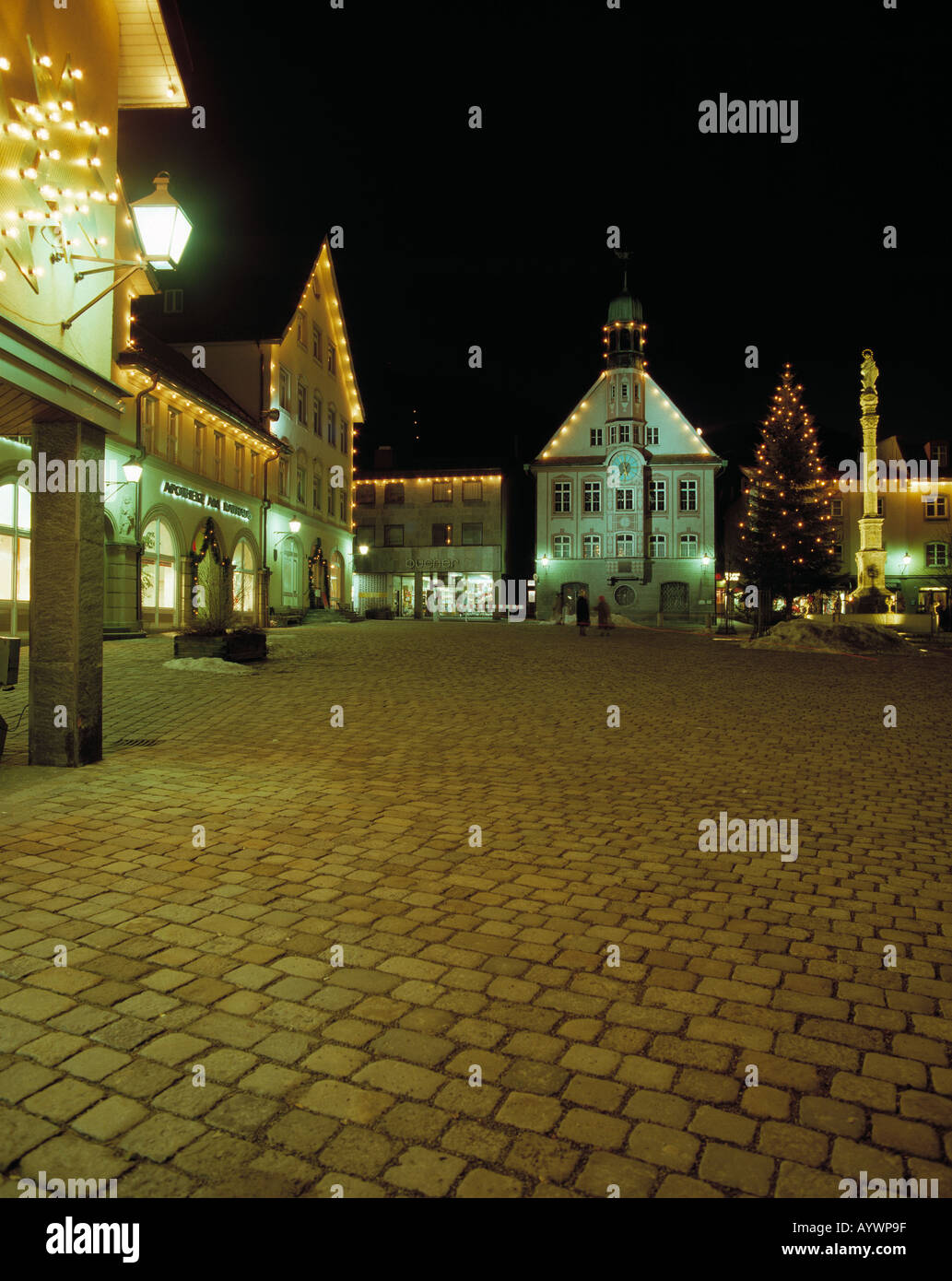 D-Immenstadt, Allgäu, Schwaben, Bayern, Rathaus, Weihnachtsbaum, Marien-Platz, Madonna Säule, Säule, in der Nacht beleuchtet Stockfoto