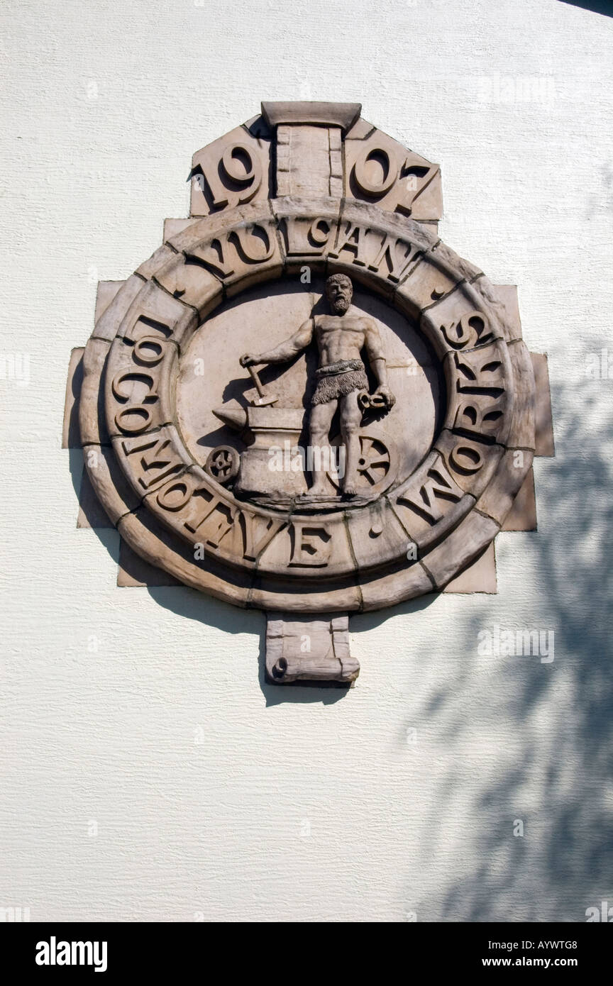 Stein-Emblem auf Ende Terrasse im lokalen Vulcan Vilage Gehäuse Newton-le-Willows geprägt Merseyside uk Stockfoto