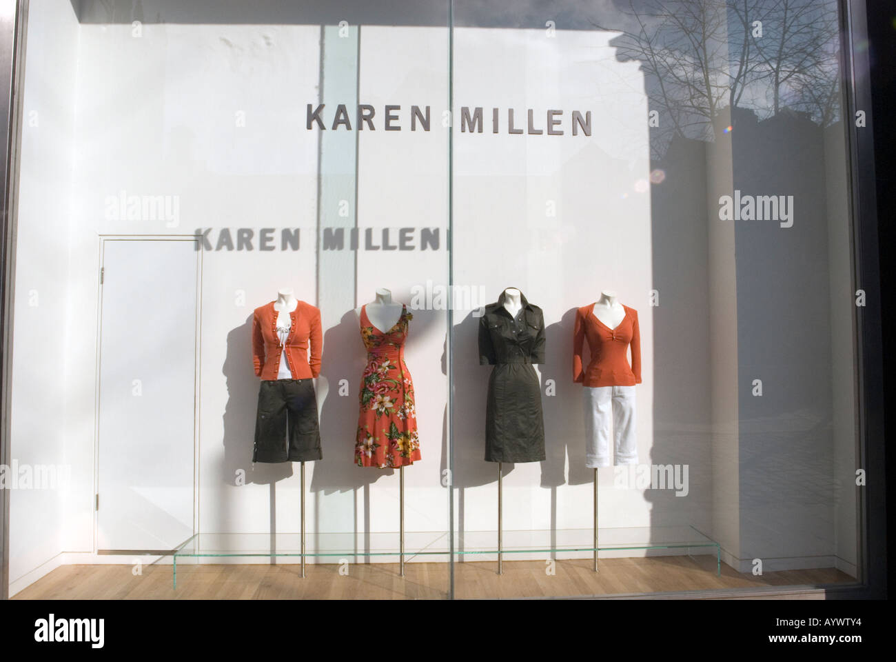 Kleidung auf Schaufensterpuppen im Fenster bei Karen Millen Shop, Manchester, England, UK Stockfoto