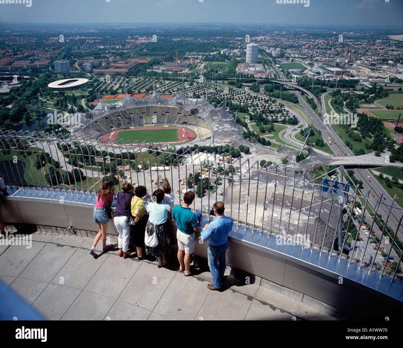 D-München, Isar, Oberbayern, Blick vom Olympiaturm, Olympiastadion, Touristen Stockfoto