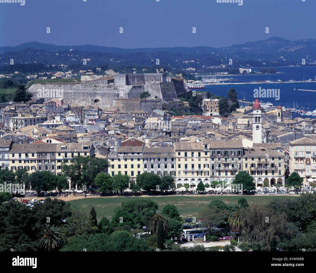 Stadtansicht von Korfu-Stadt Mit Neuer Festung, Ionische Inseln, Griechenland Stockfoto