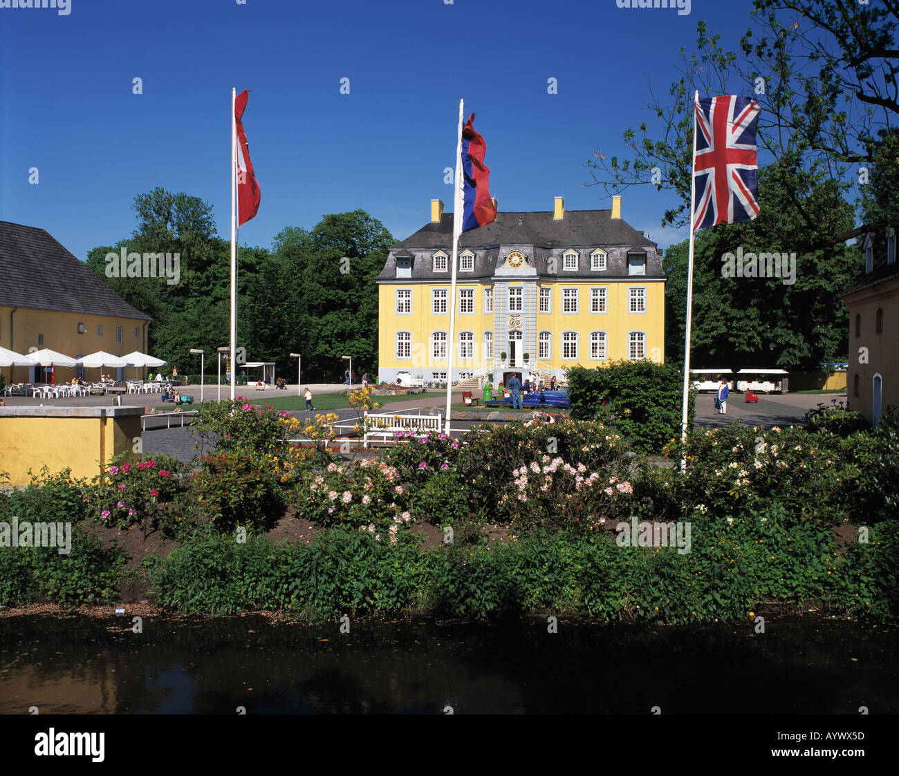 Wasserschloss Beck, Freizeitpark, Flaggen, Bottrop-Kirchhellen-Feldhausen, Ruhrgebiet, Nordrhein-Westfalen Stockfoto