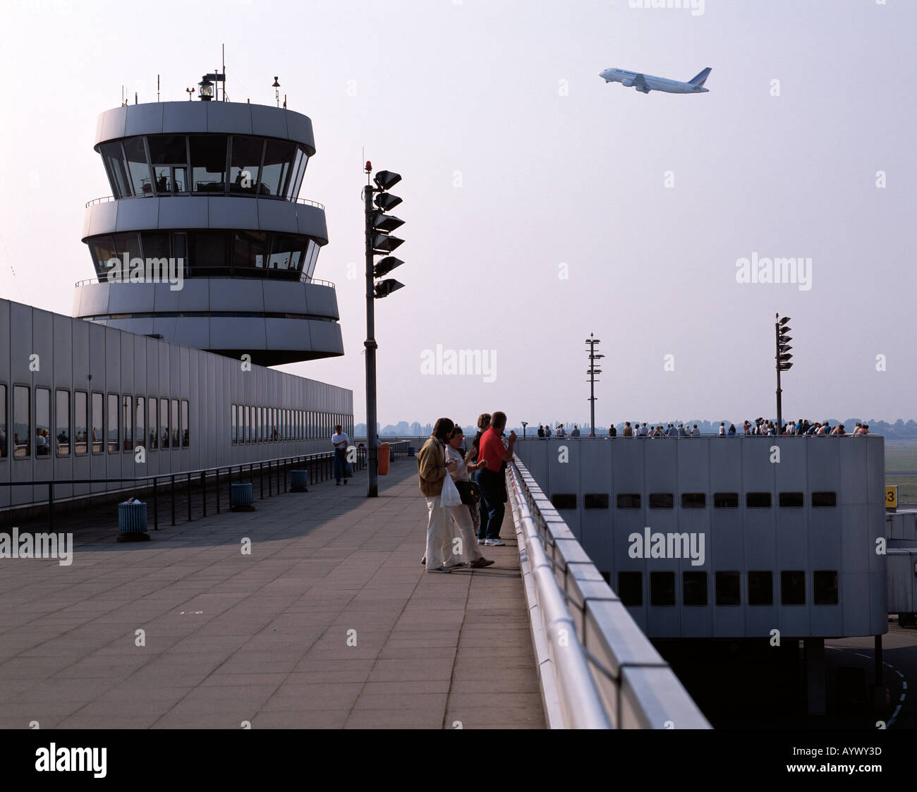 D Dusseldorf Rhein Nrw Flughafen Besucher Terrasse Suche Aussichtspunkt Touristen Kontrollturm Flugsicherung Beginnend Flugzeug Jet Flugzeuge Passagierflugzeug Luftverkehr Flugzeug Flugzeuge Tourismus Transport Verkehr