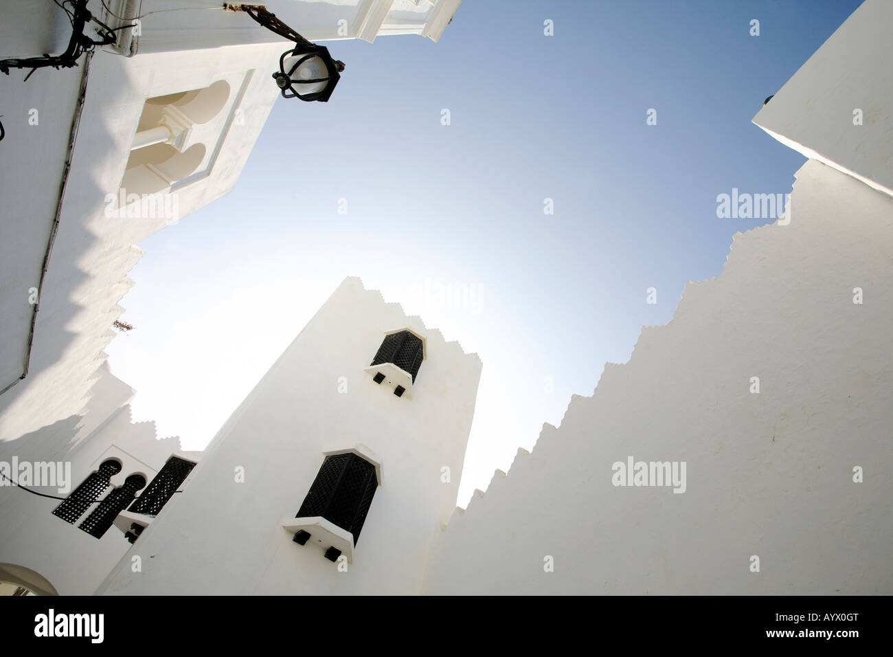 Weitwinkeleinstellung von Gebäuden. Asilah, Marokko Stockfoto