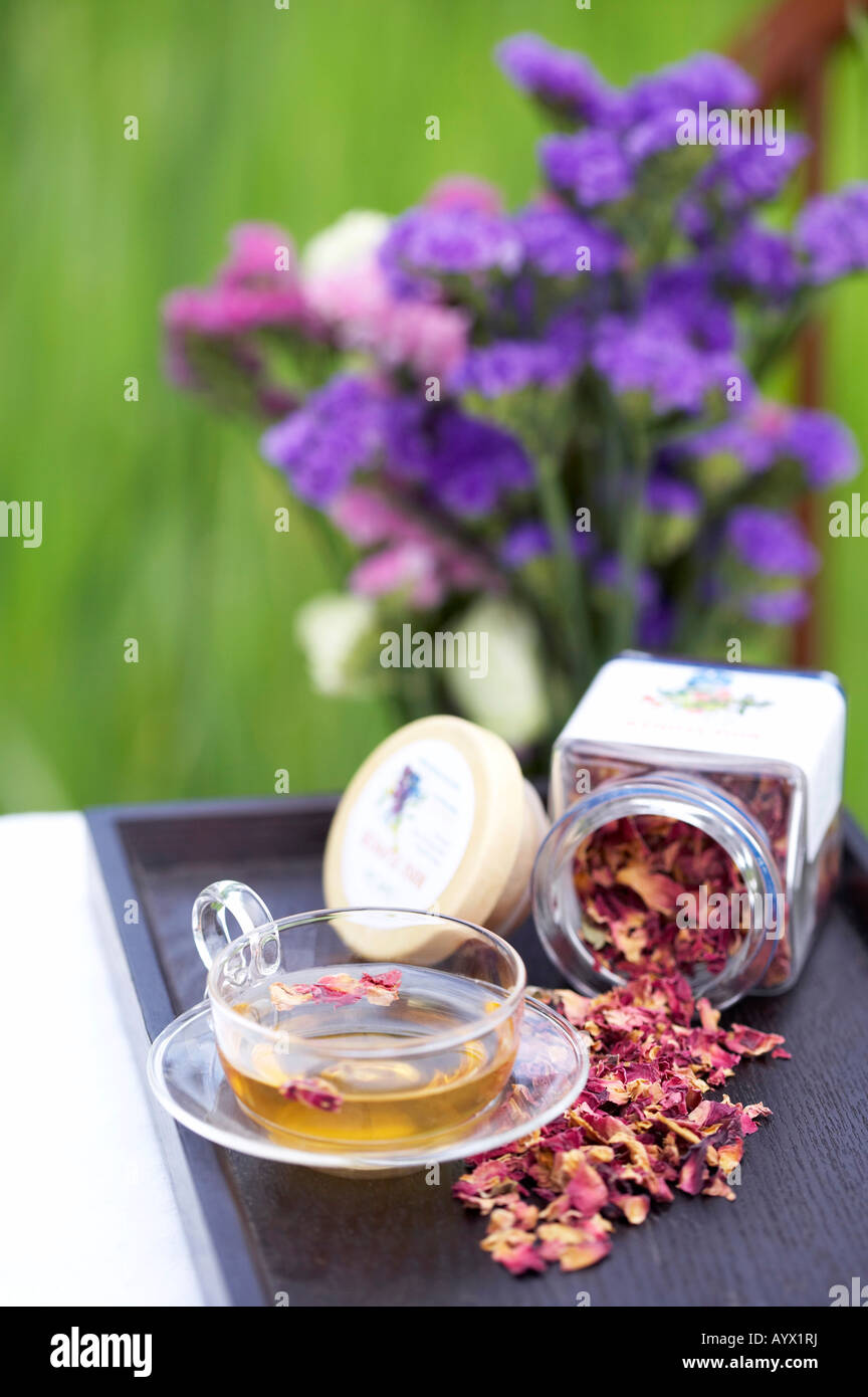 Lavendel Tee und Teetasse auf dem Teller Stockfoto