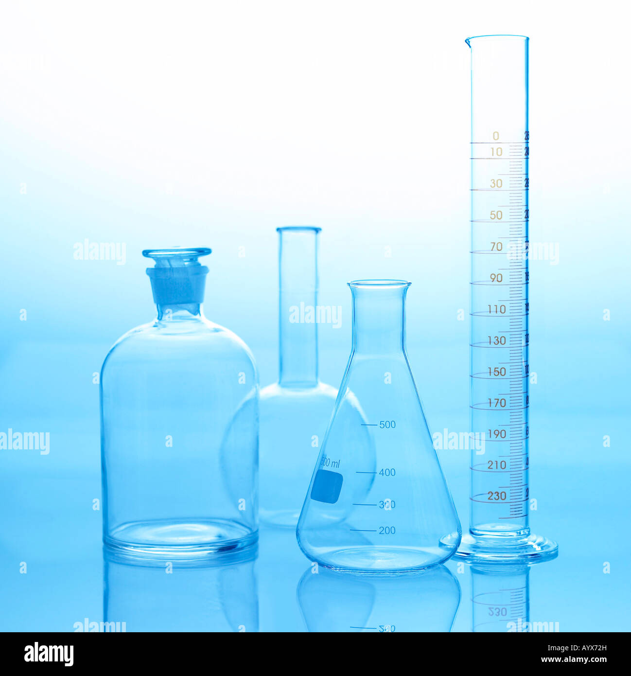 Becherglas auf blauem Hintergrund Stockfoto