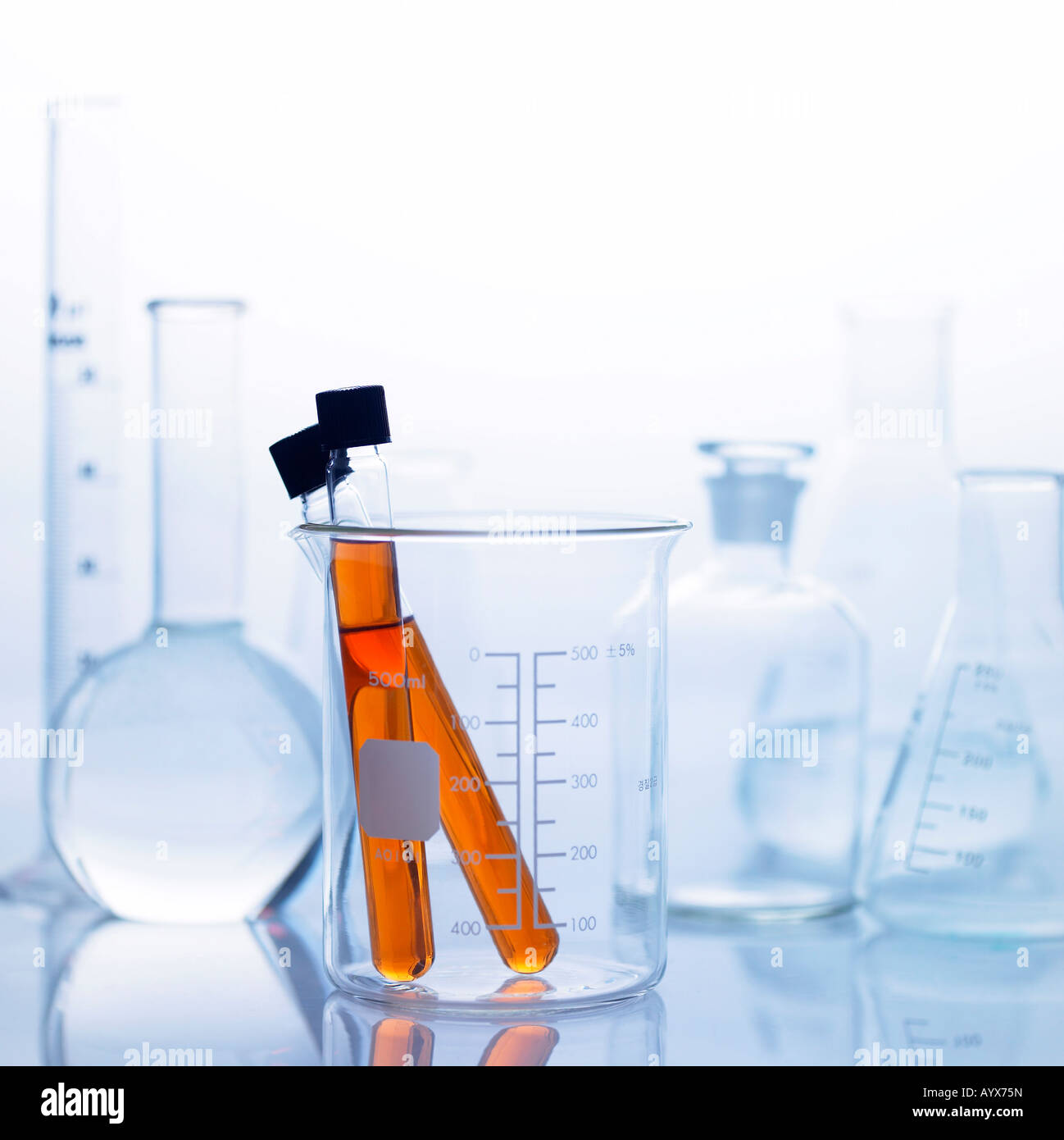 Reagenzglas mit Oranage Farbe Flüssigkeit im Becherglas Stockfoto
