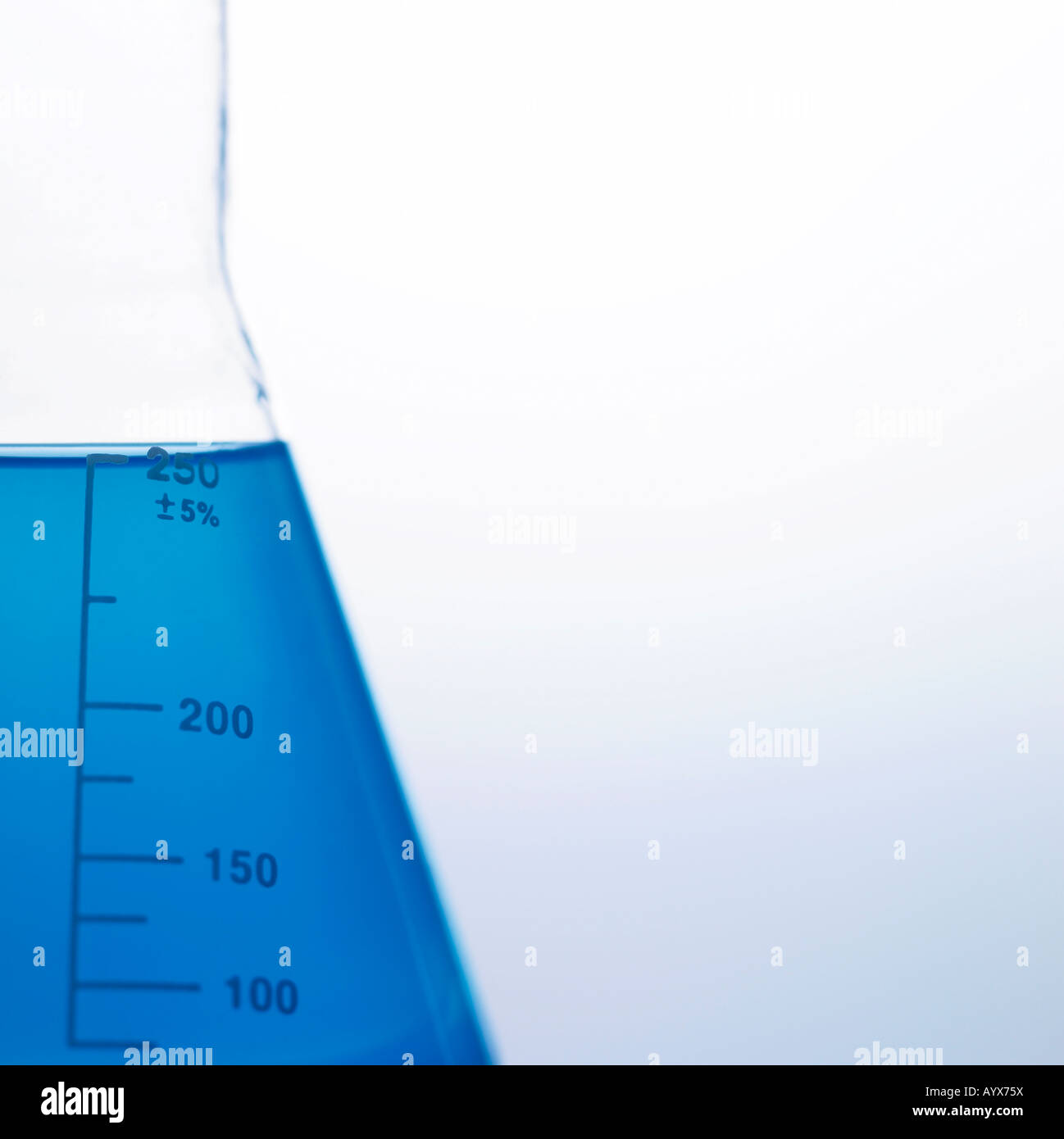 dreieckige Flasche mit blauer Flüssigkeit Stockfoto