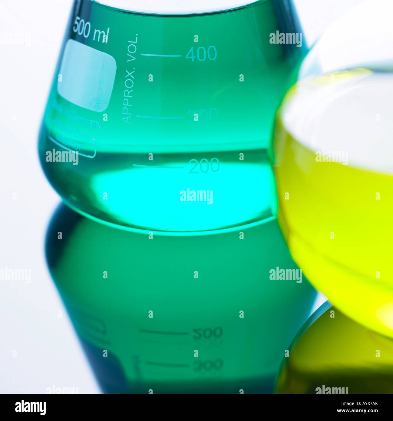 dreieckige Flasche mit grüne Flüssigkeit Stockfoto