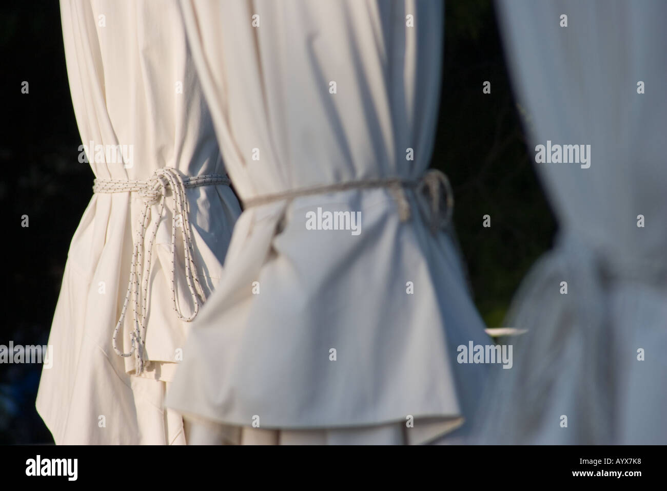 Detail-Schuss von Regenschirm am Outdoor-Restaurant in Cavtat Kroatien Stockfoto