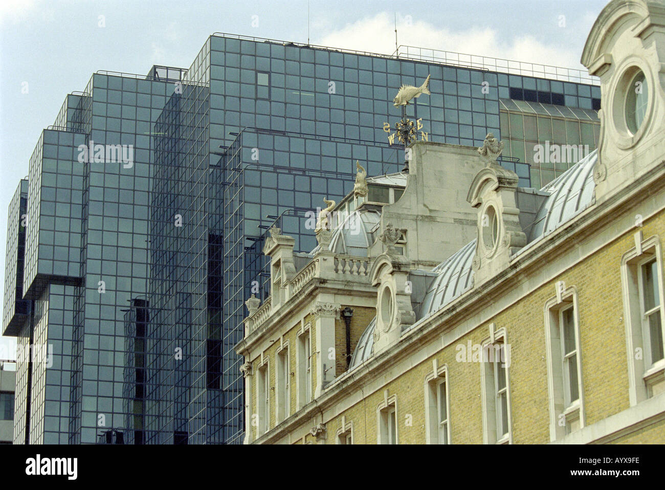 Old Billingsgate Fischmarkt neben einem modernen Wolkenkratzer, London, UK Stockfoto