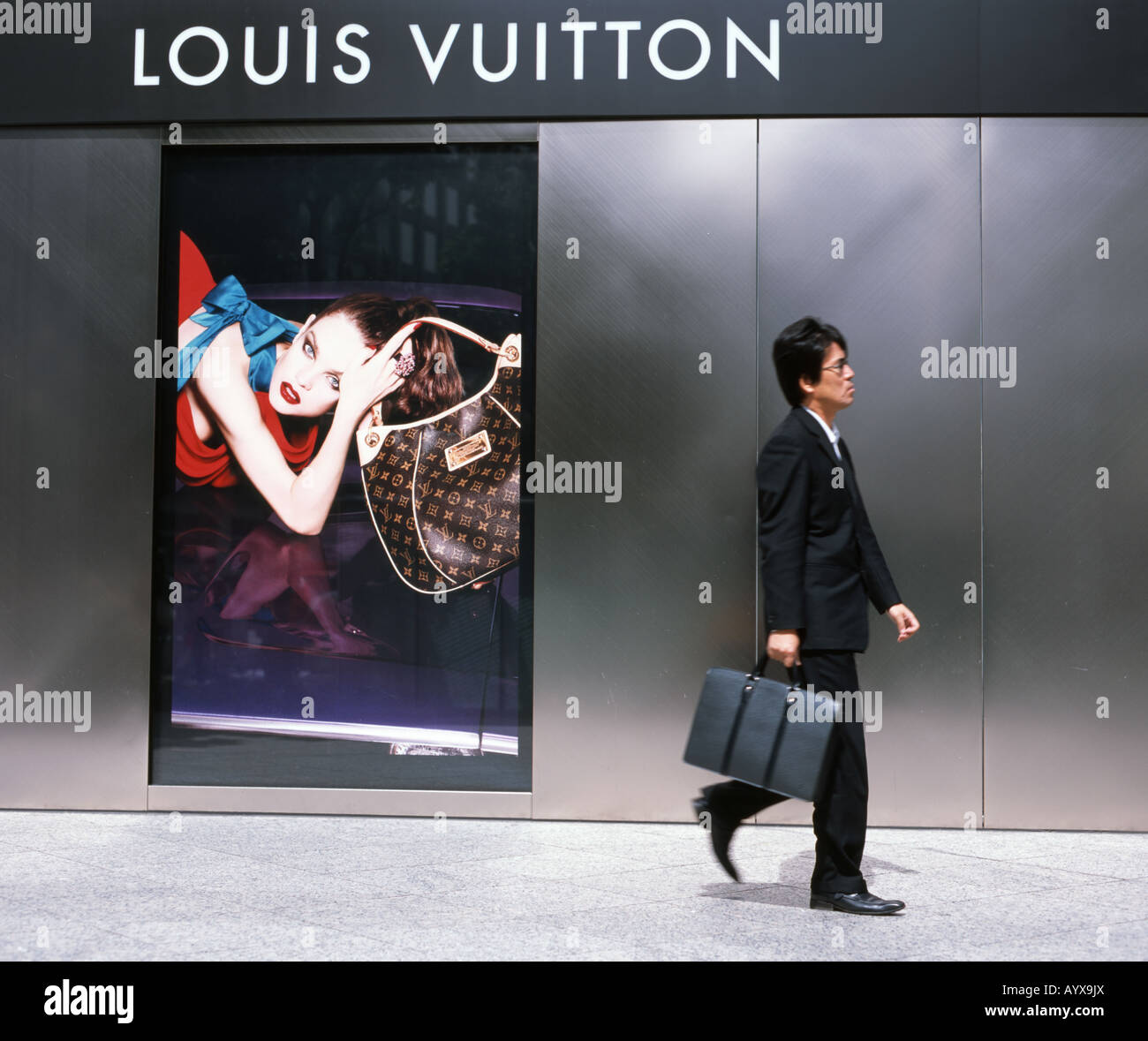 Japanischer Geschäftsmann geht Vergangenheit Louis Vuitton speichern in Nagoya, Japan Stockfoto