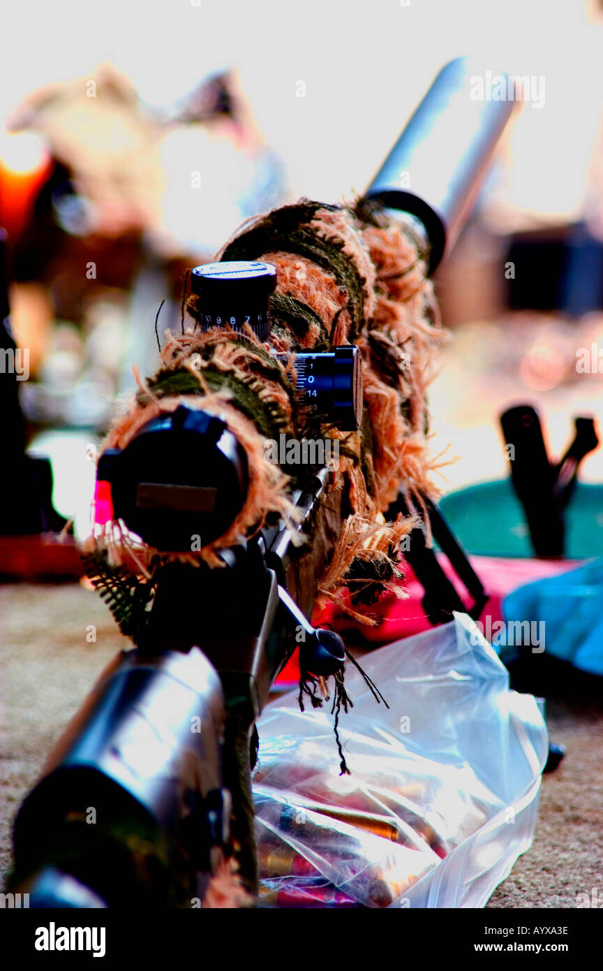 Nahaufnahme von Sniper-Gewehr mit Zielfernrohr und Schalldämpfer Stockfoto