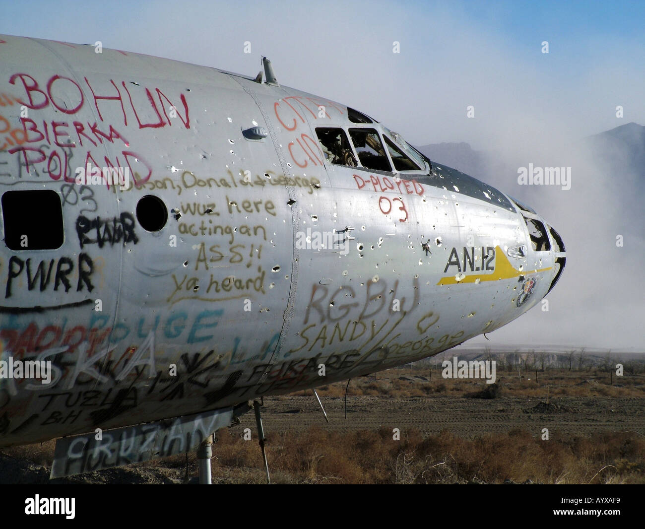 Sowjetische AN 12 Frachtflugzeugen am Bagram Afghanistan zerstört Stockfoto