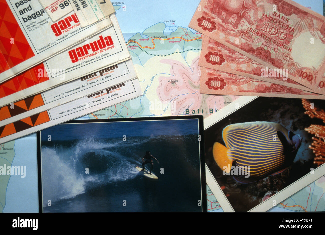 Karte von Bali mit Postkarten Garuda Airlines Flugtickets indonesische Währung Rupiah ruht auf Karte Stockfoto