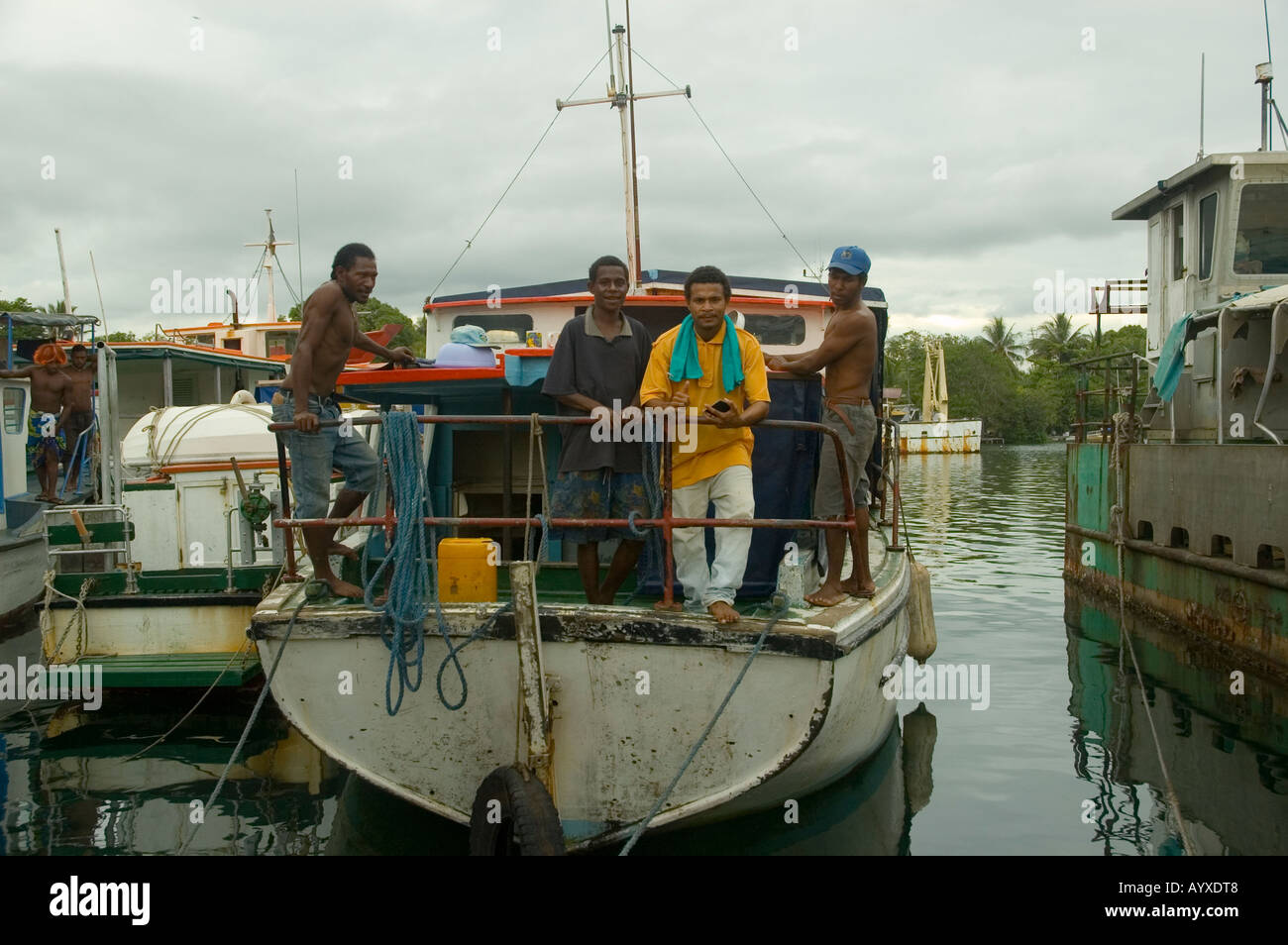 Altes Boot und Crew in Madang PNG Stockfoto