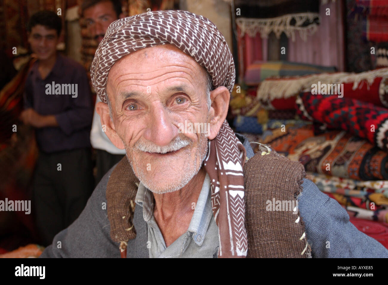 Porträt des kurdischen Greis vor Teppich Shop Souk Sulemaniyah im Nordirak Stockfoto