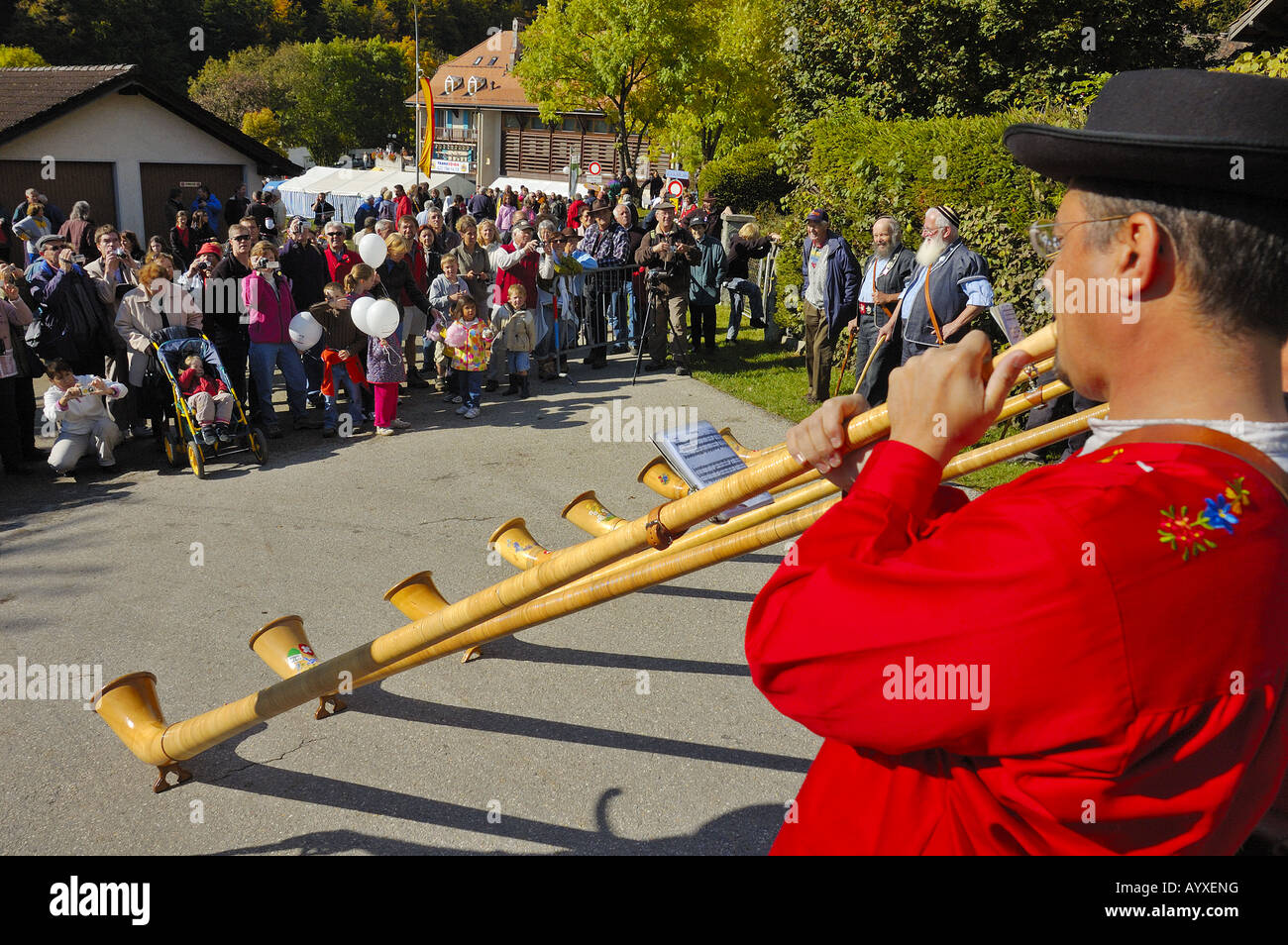 Schweizer Alphornbläser mit Publikum. Stockfoto