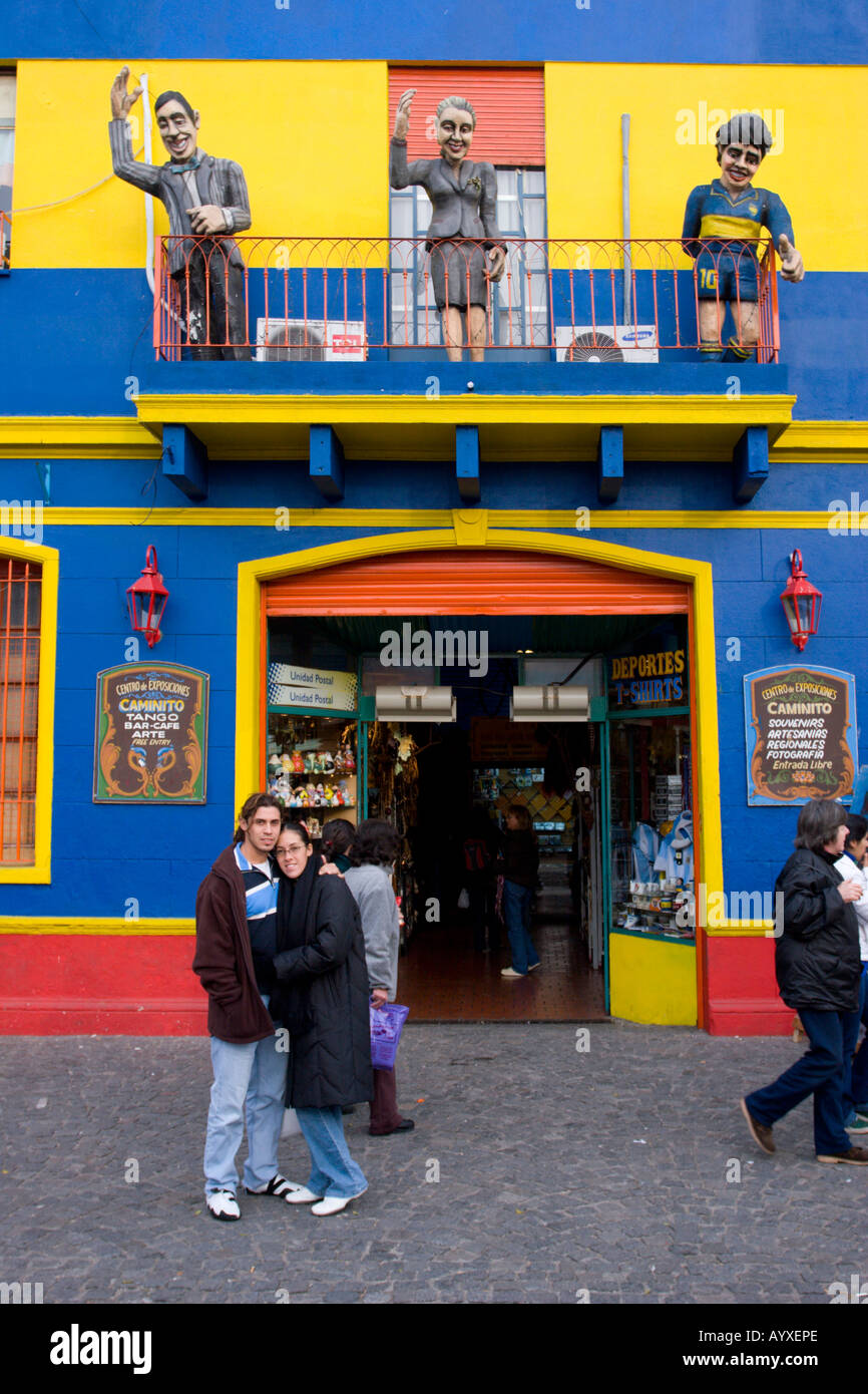 Ein paar Touristen posieren vor einem Souvenir-Shop im Bezirk Caminito La Boca Buenos Aires Argentinien Stockfoto