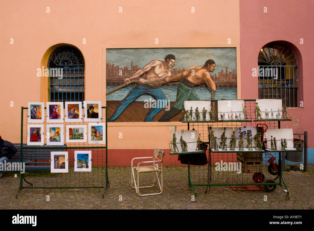 Straßenverkäufer in Caminito La Boca Bezirk Buenos Aires Argentinien sie Horses zu verkaufen, Gemälde und Kunstwerke Stücke hinter ihnen ein Stockfoto