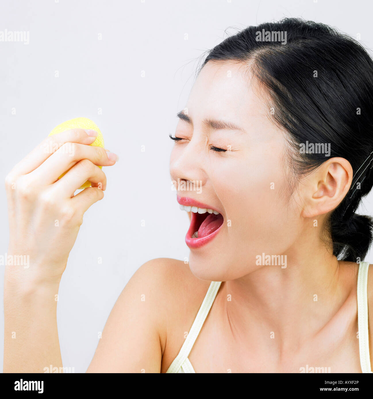 ein weibliches Gesicht zunähen zwinkerte ein Orange mit Figur Stockfoto