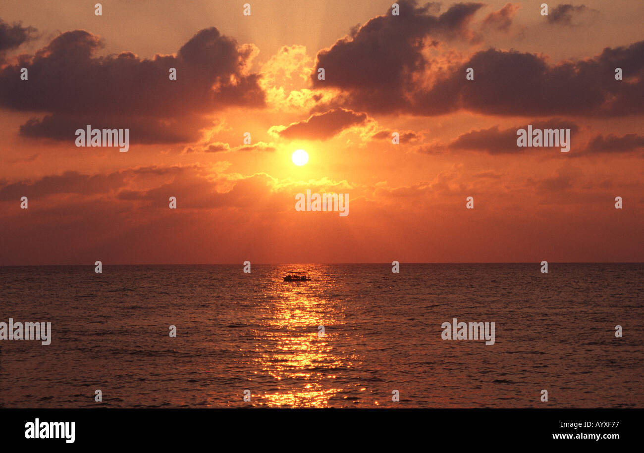 Sonnenuntergang mit Boot Corniche Beirut-Libanon Stockfoto