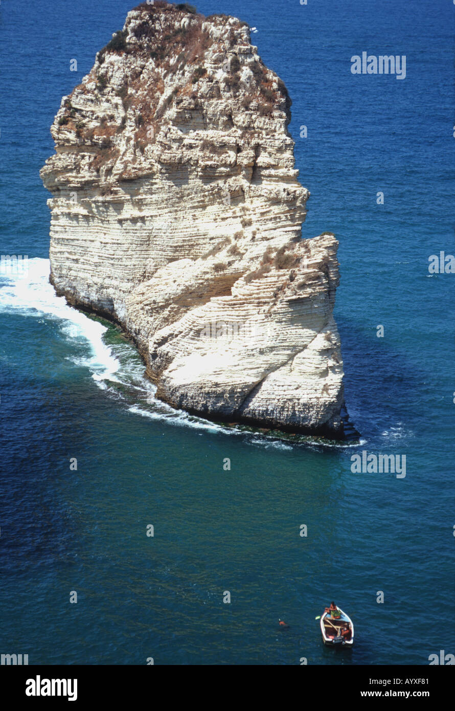 Boot und Schnorchler am Pigeon Rocks Corniche Beirut-Libanon Stockfoto