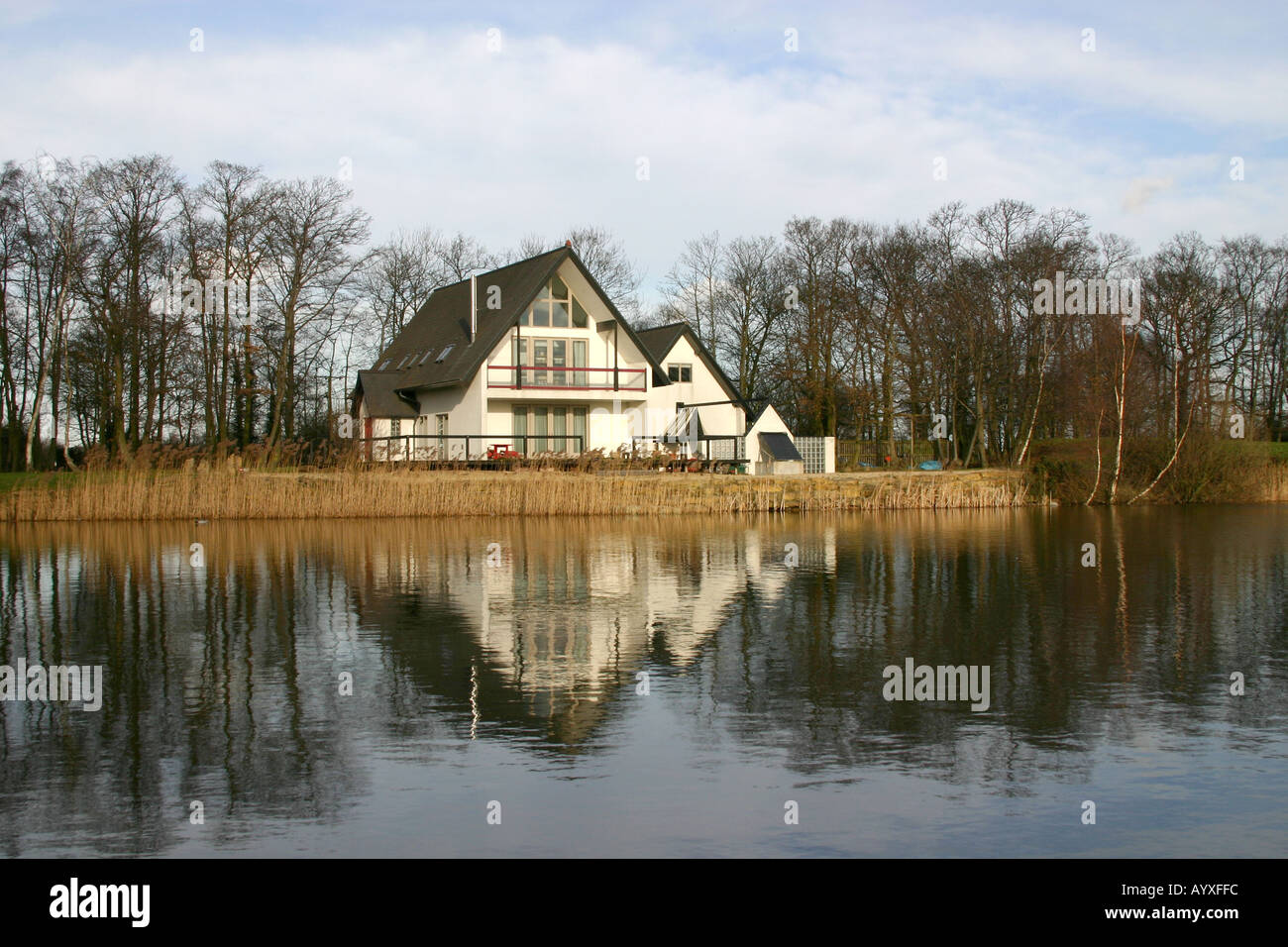 Moderner Bau des Hauses auf der kommerziellen Fischerei See Scunthorpe Lincolnshire Stockfoto