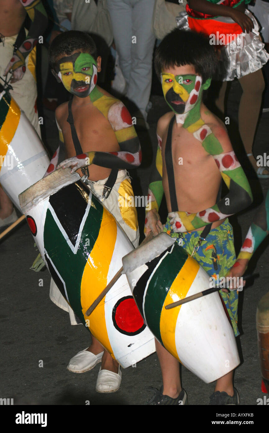 Junge Drumers in eine solche während der berühmten Desfile de Llamadas im Karneval in den Straßen von Montevideo Uruguay Stockfoto