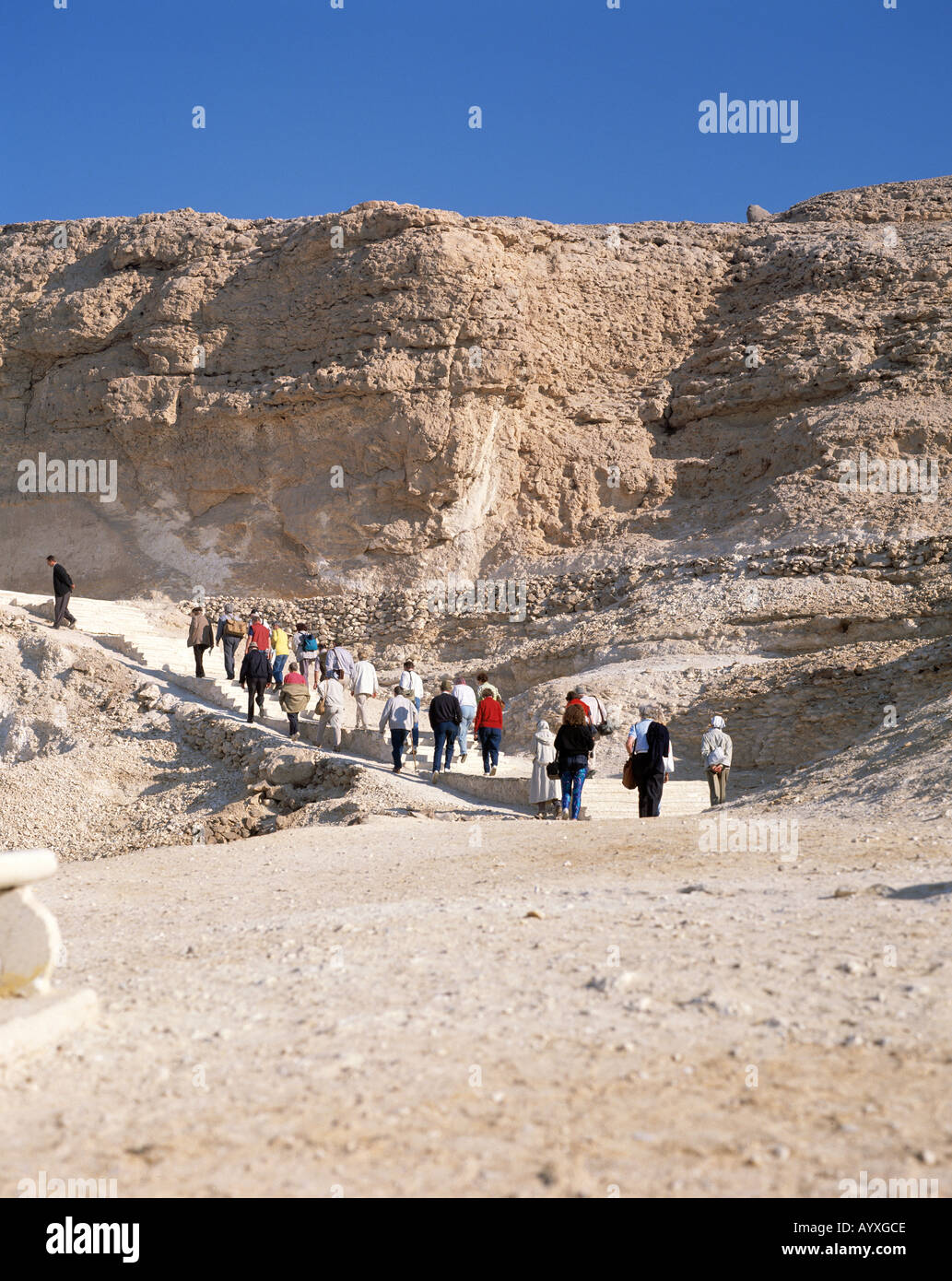 Ägypten, ET-Beni Hassan, Gräber in den Felsen, Touristen Stockfoto