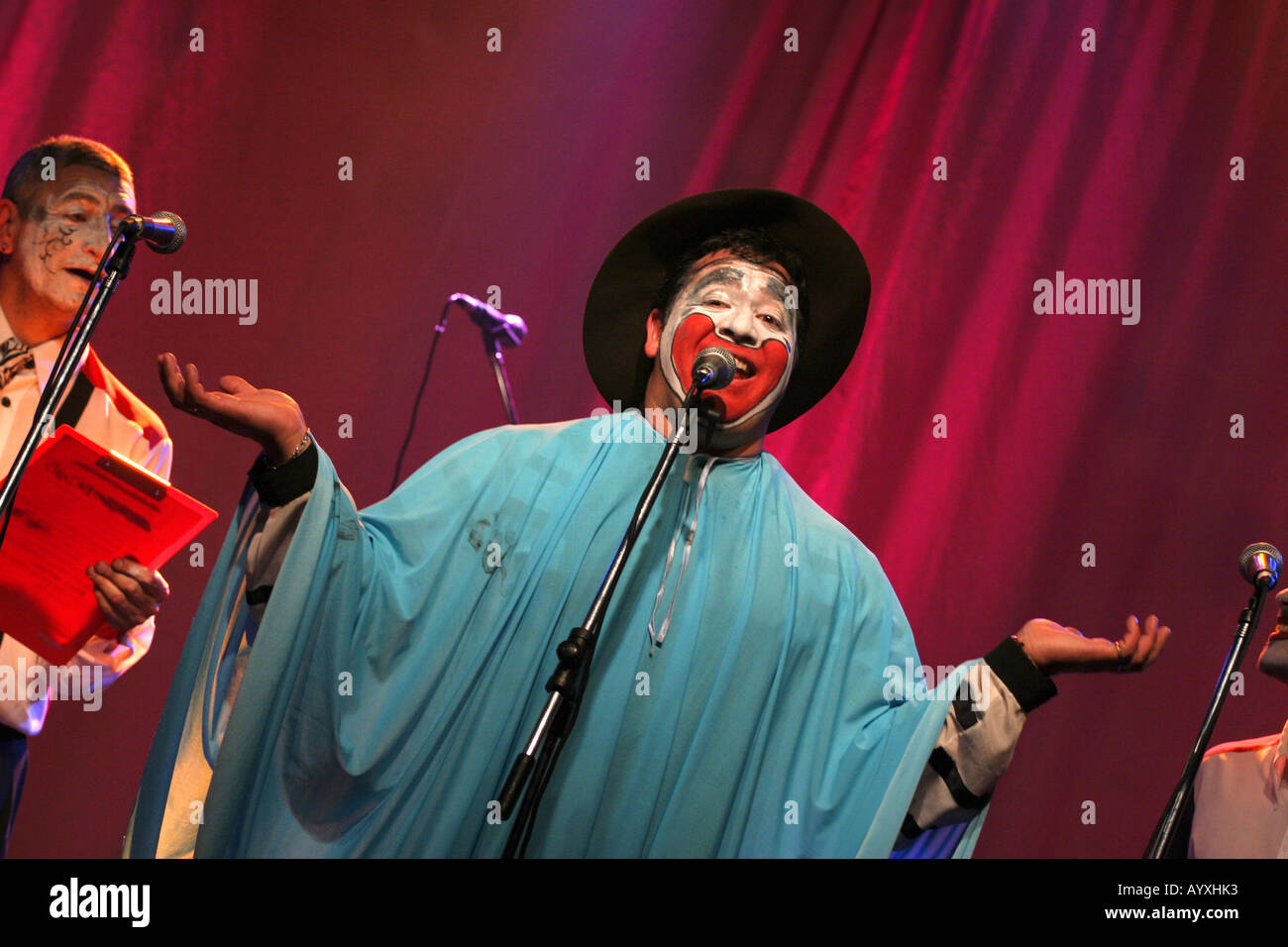 Uruguayische Murga Falta y Resto während einer Show in Buenos Aires im August 2005 Stockfoto