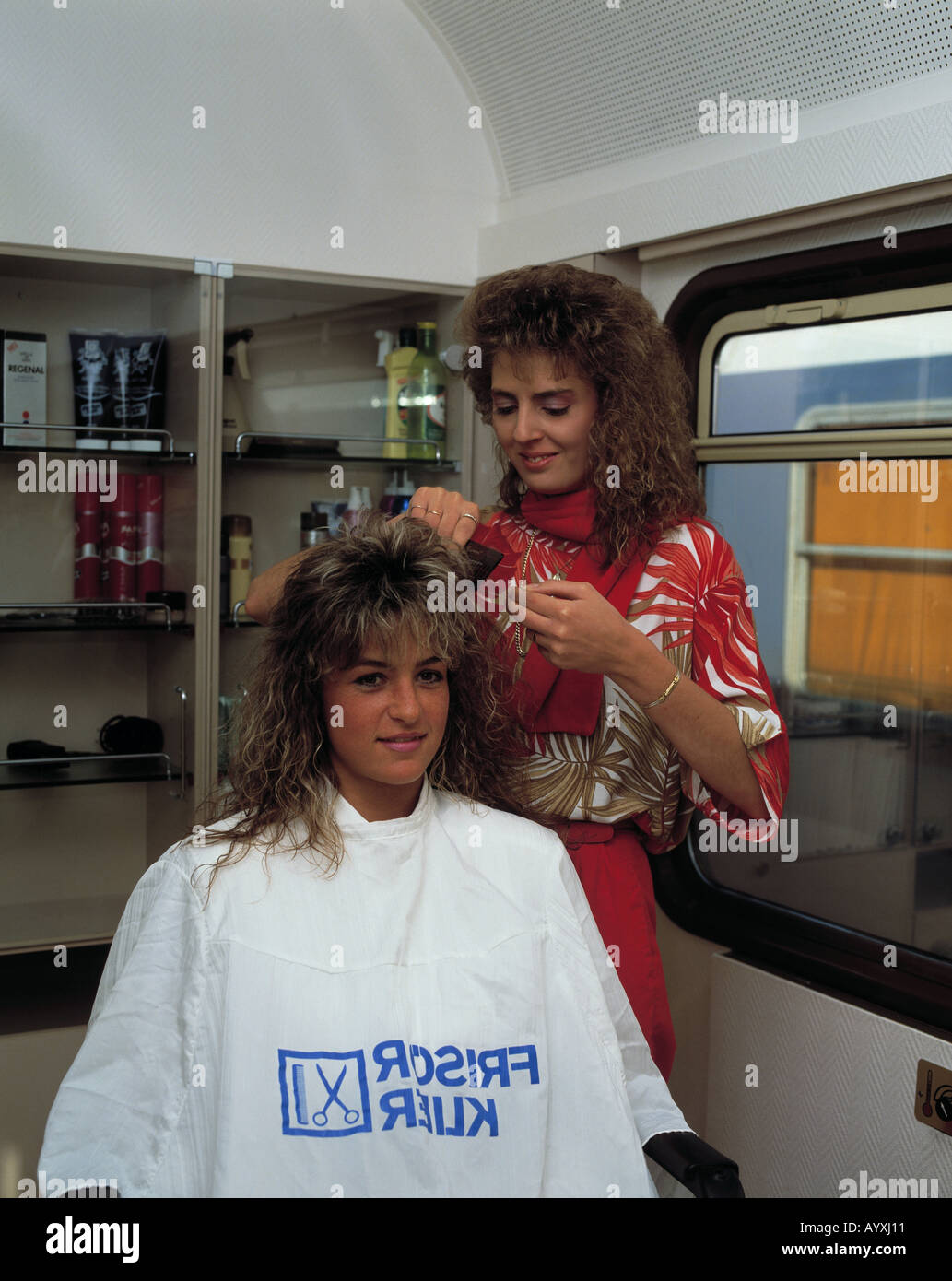 Damen Friseur, Frau in einem Friseur-shop Stockfoto