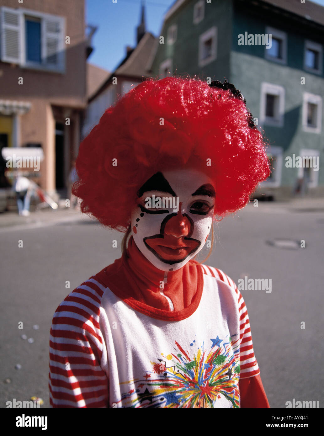 Karneval, Karneval Kinder, junges Mädchen verkleidet, rote Perücke, bemaltem Gesicht gemalt als Clown, bunt, D-Kenzingen, Oberrhein, Baden-Württemberg, Stockfoto