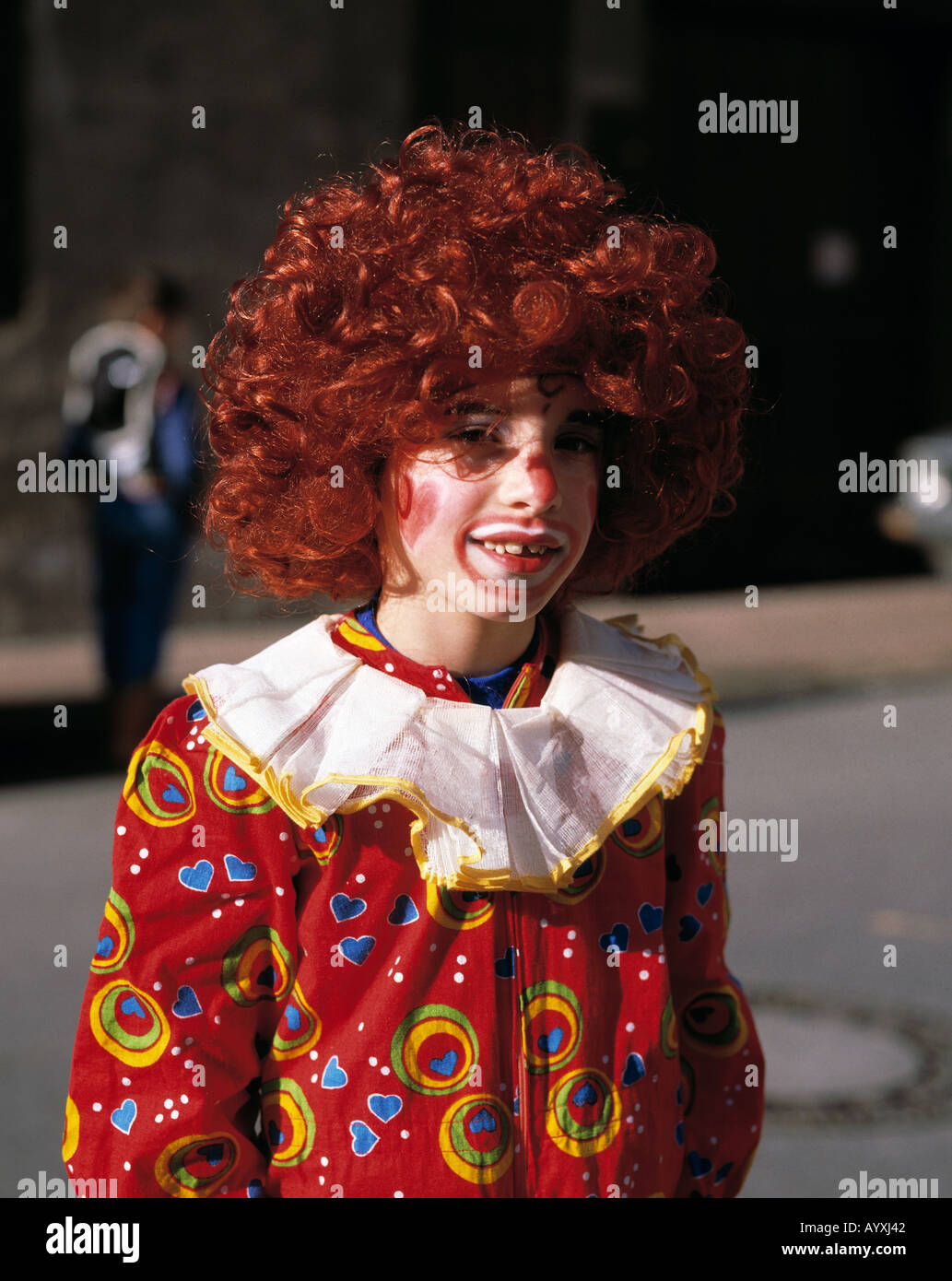 Karneval, Karneval Kinder, junge, verschleierte, rote Perücke, bemaltem Gesicht, Clownskostüm, bunt, D-Kenzingen, Oberrhein, Baden-Württemberg, Stockfoto