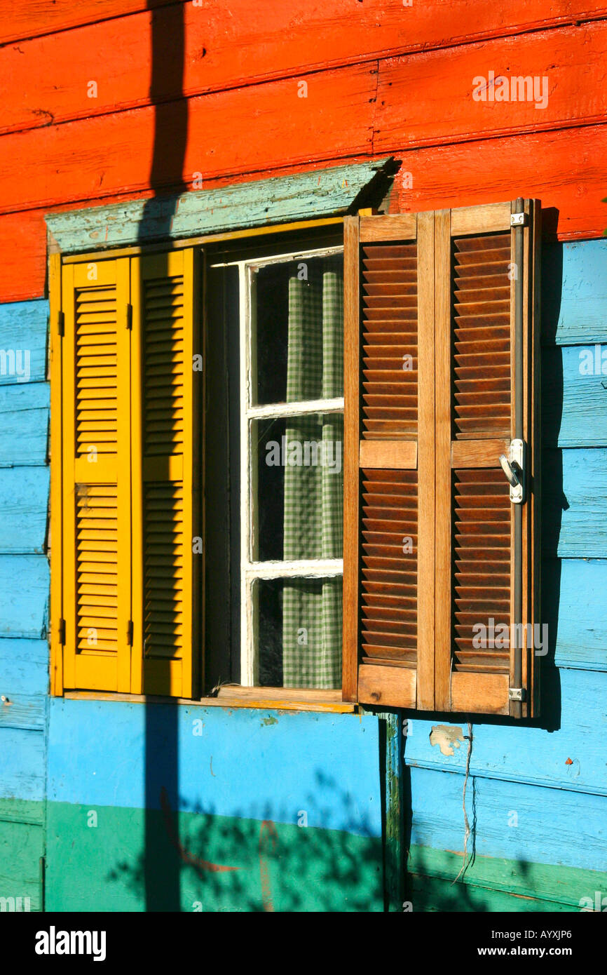 Fensterdetail eines bunten Holzhauses im Stadtteil La Boca Buenos Aires Argentinien Stockfoto