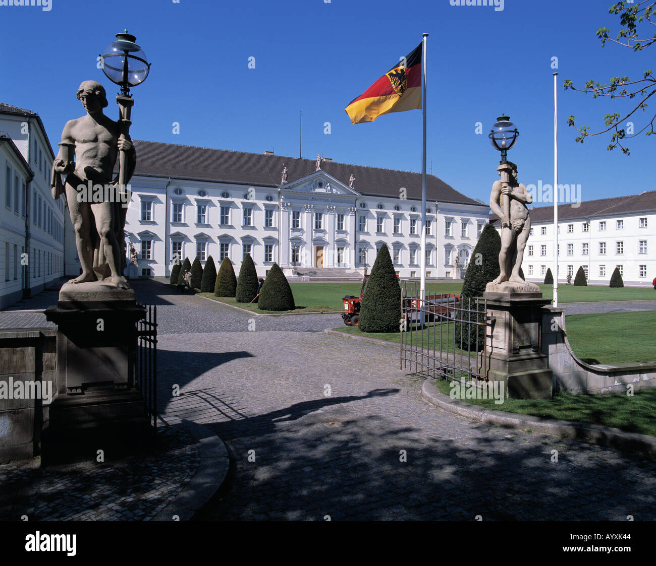 Schloss Bellevue, dem Amtssitz des Bundespraesidenten, Toreinfahrt, Skulpturen als Lampentraeger, Plastiken, Deutschland-Flagge, Fahne, Berlin Stockfoto