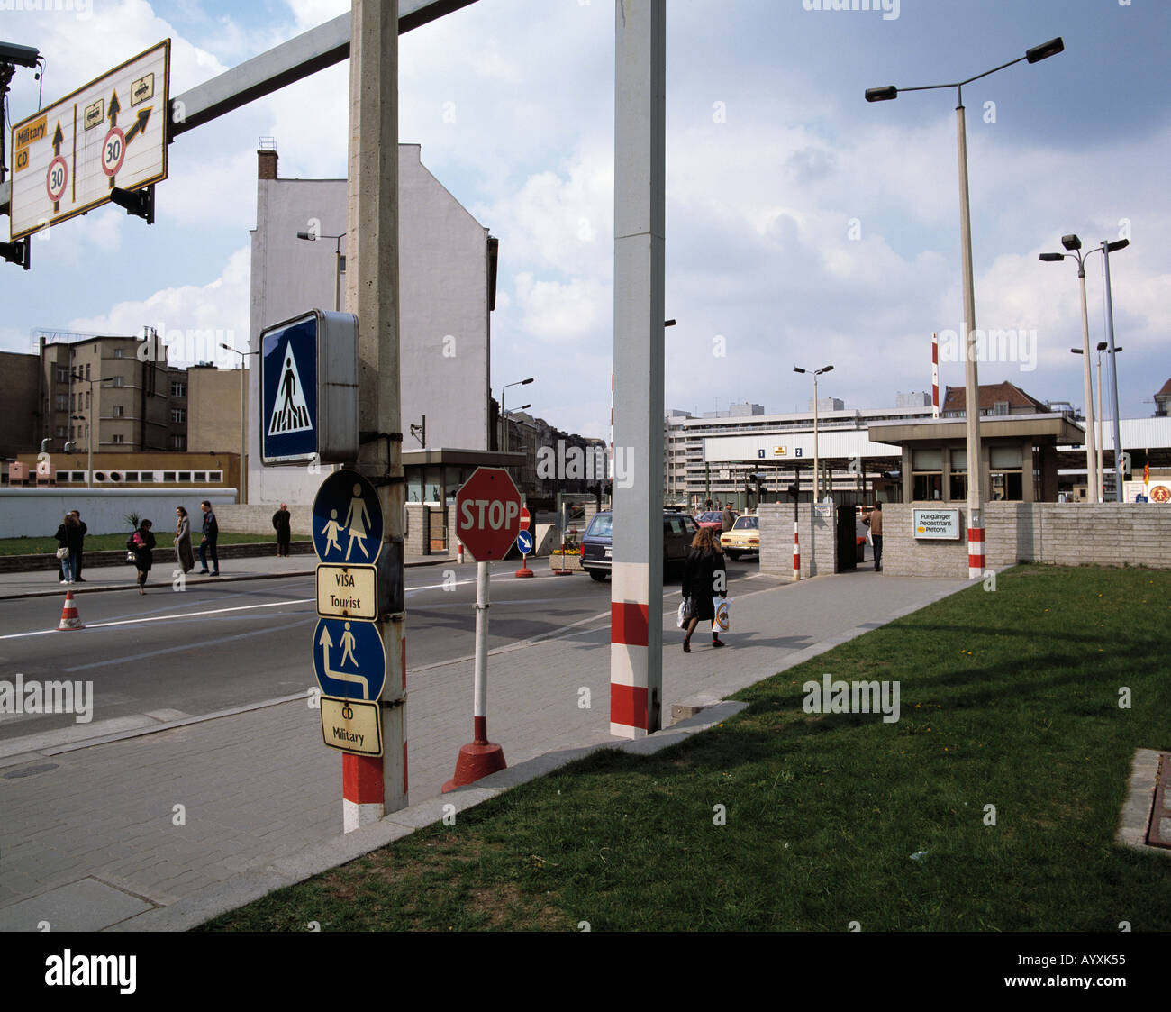 D-Berlin, Berliner Mauer, Grenze, Grenze, BRD, Bundesrepublik Deutschland, DDR, Deutsche Demokratische Republik, Checkpoint Charlie, Ausländer Kontrollpunkt, Grenzübergangsstelle, Zollabfertigung, Befestigungen der Grenze, Grenzgebiet, Grenzkontrolle, Grenze Stockfoto