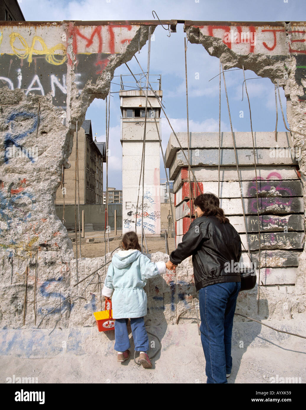 D-Berlin, Öffnung der Berliner Mauer, Touristen, bewachen Turm in Ost-Berlin Stockfoto