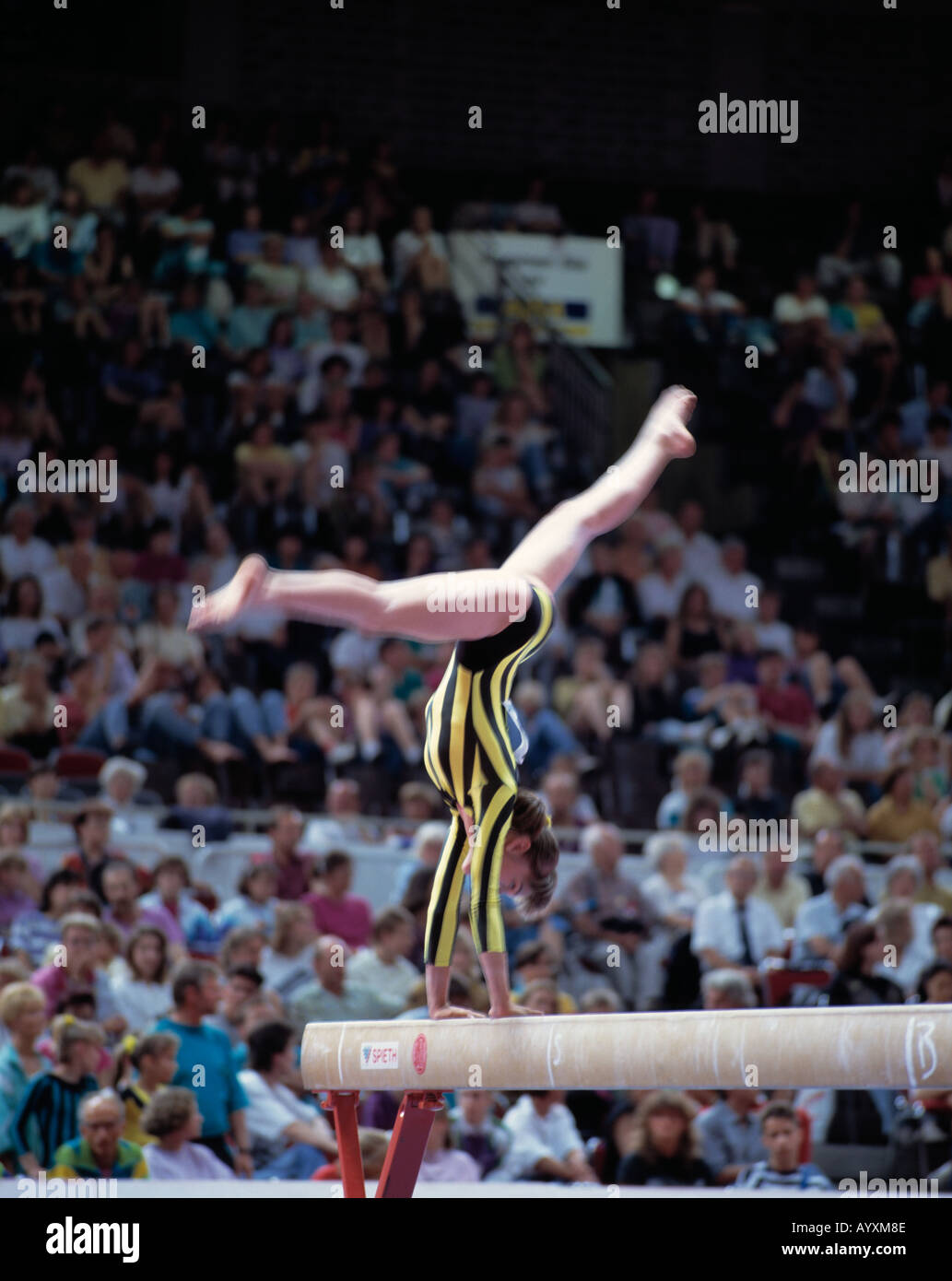 Sport, Gymnastik, gymnastische Übungen, Frauen, junge Mädchen auf dem Schwebebalken, Frau, unscharf, verschwommen, unscharf, Stockfoto