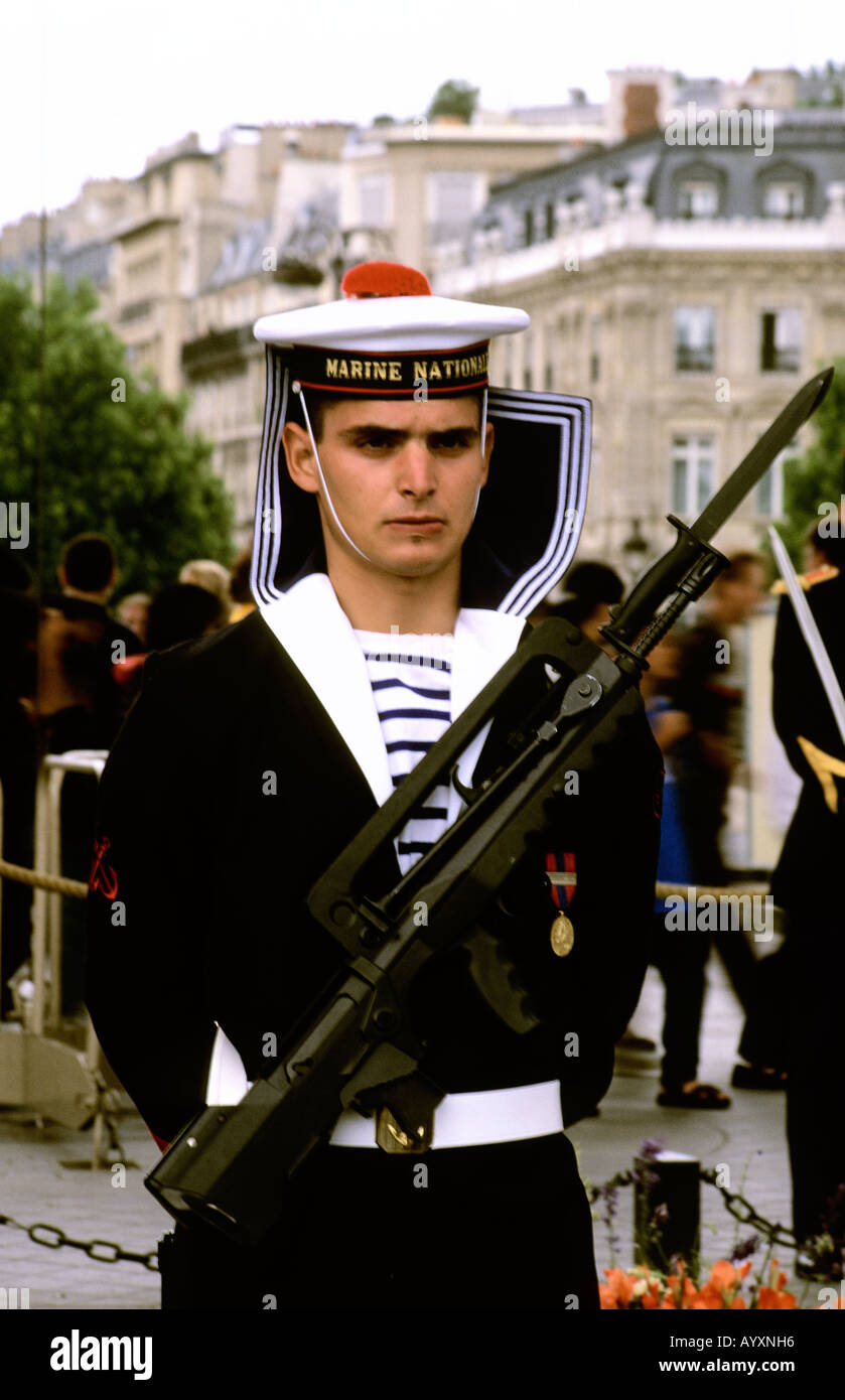 Franzosische Marine Ehrenwache Am Arc De Triomphe Paris Frankreich Stockfotografie Alamy